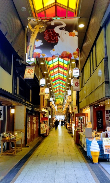 京都の台所！　錦市場でおすすめの食べ歩きグルメ＆スイーツを着物で楽しもう！
