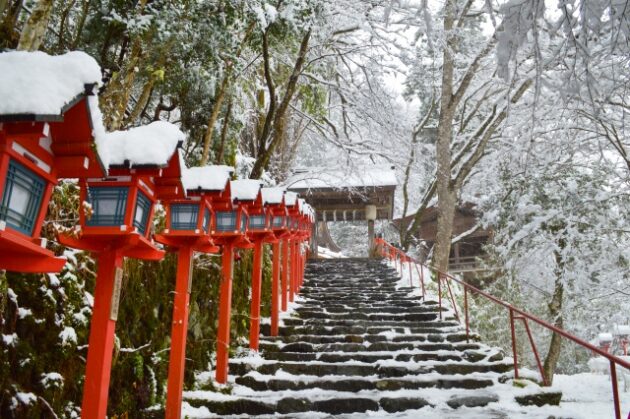 雪の貴船神社
