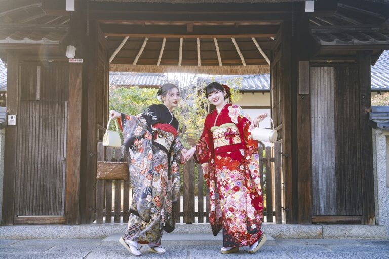友達と一緒に、振袖で京都さんぽ