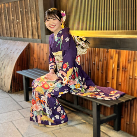 振袖_ベンチで座る