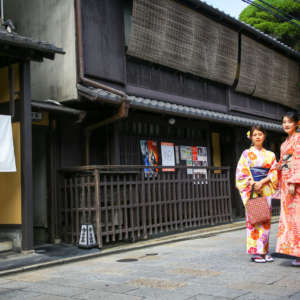祇園新橋店前で着物姿