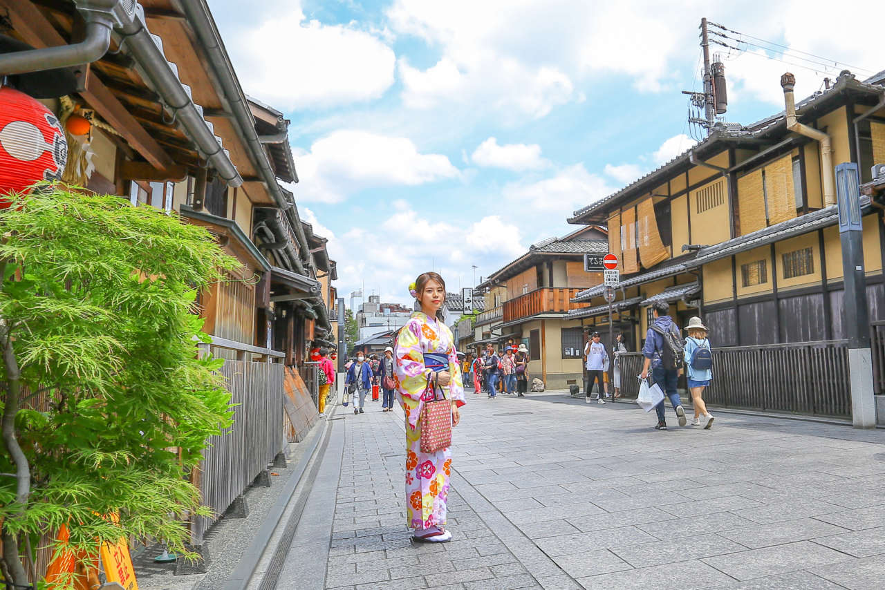 着物や浴衣で歩きたい風情たっぷりの京都の花街 花見小路 京都着物レンタルの京越 きょうえつ