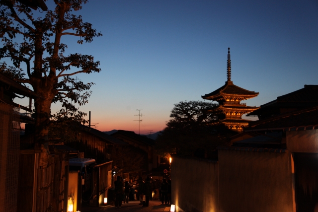 京都の夜が幻想的に照らされるイベント　東山花灯路