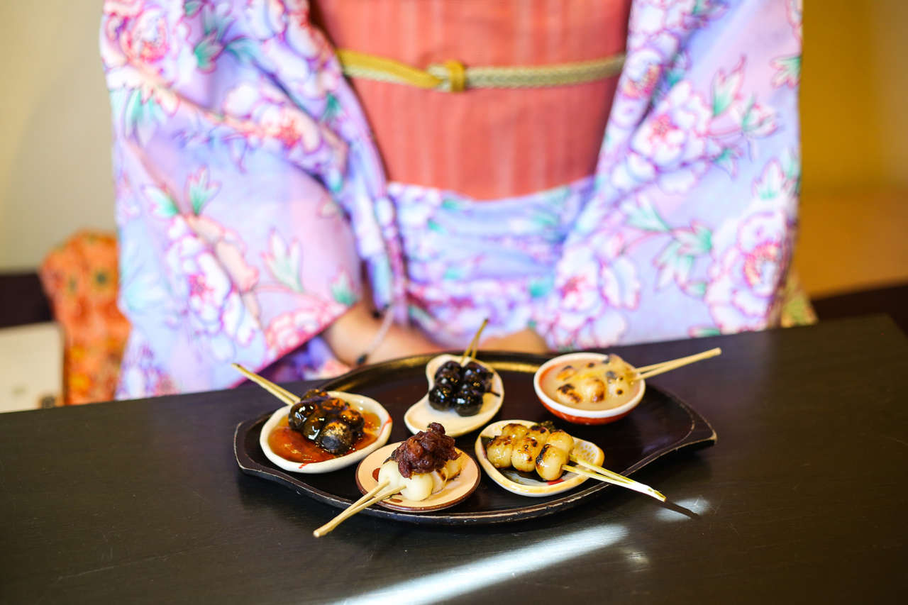 京都 東山散策のひと休みに立ち寄りたい 炙り団子 十文堂 京都着物レンタルの京越 きょうえつ