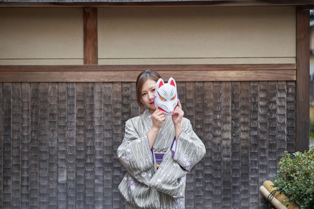 着物姿をかわいく演出 狐のお面レンタル中 着物レンタル 浴衣レンタルの京越