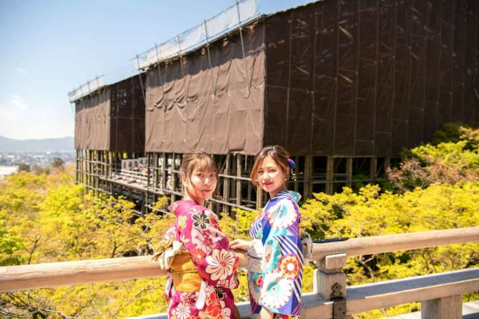 葺き替え工事中の清水寺で着物姿