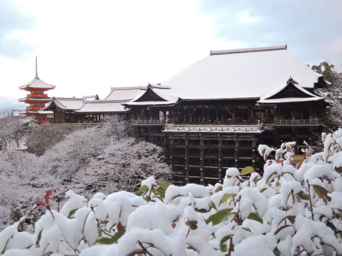 雪が積もる清水寺