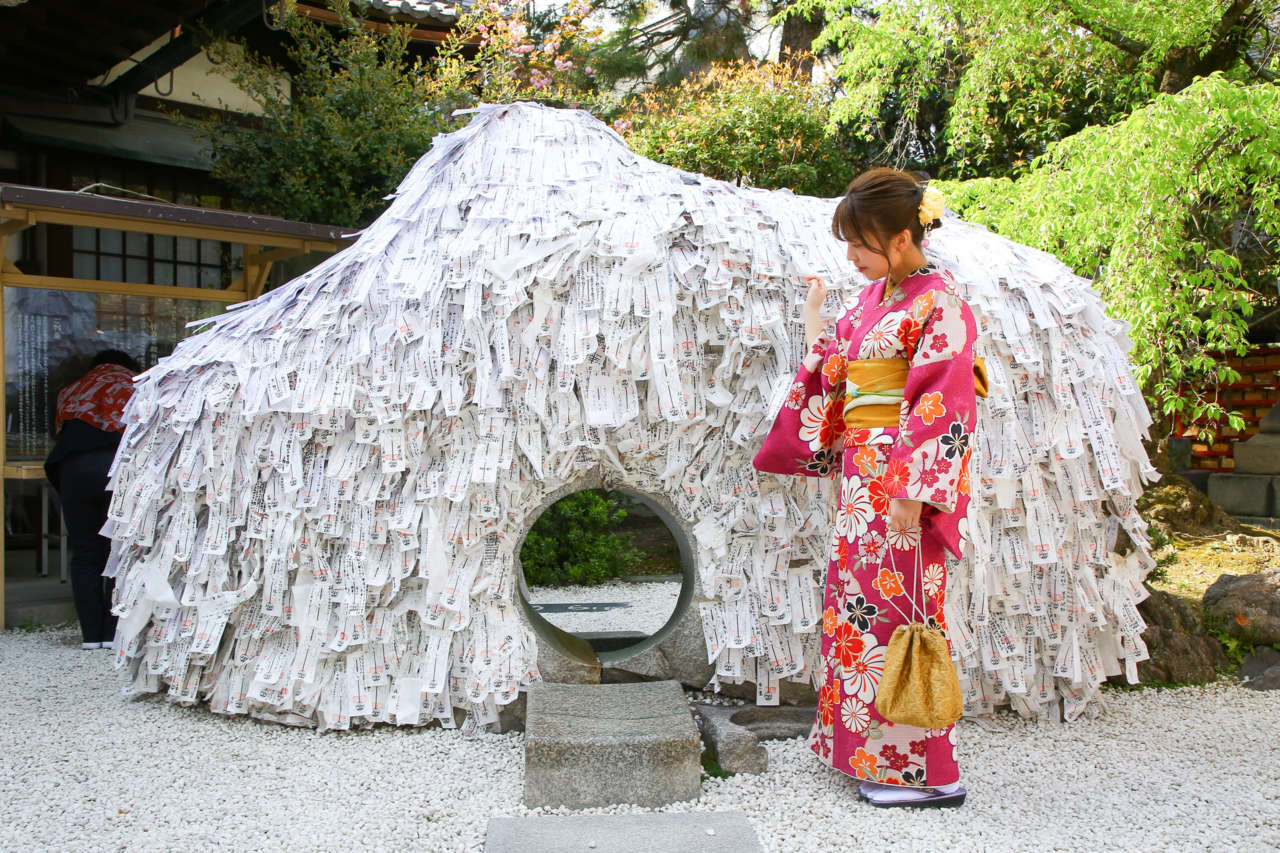 京都一の縁切り神社で悪縁を切って良縁を結ぶ 安井金比羅宮 京都着物レンタルの京越 きょうえつ