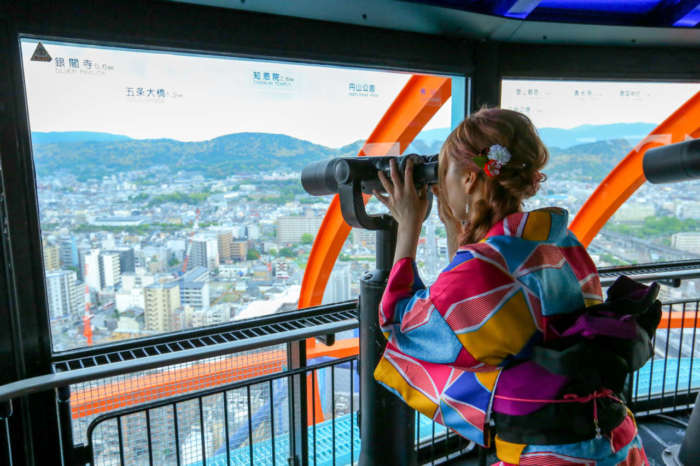 京都タワー展望台で京都市街を眺める
