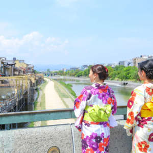 橋に立つ着物姿の女性2人