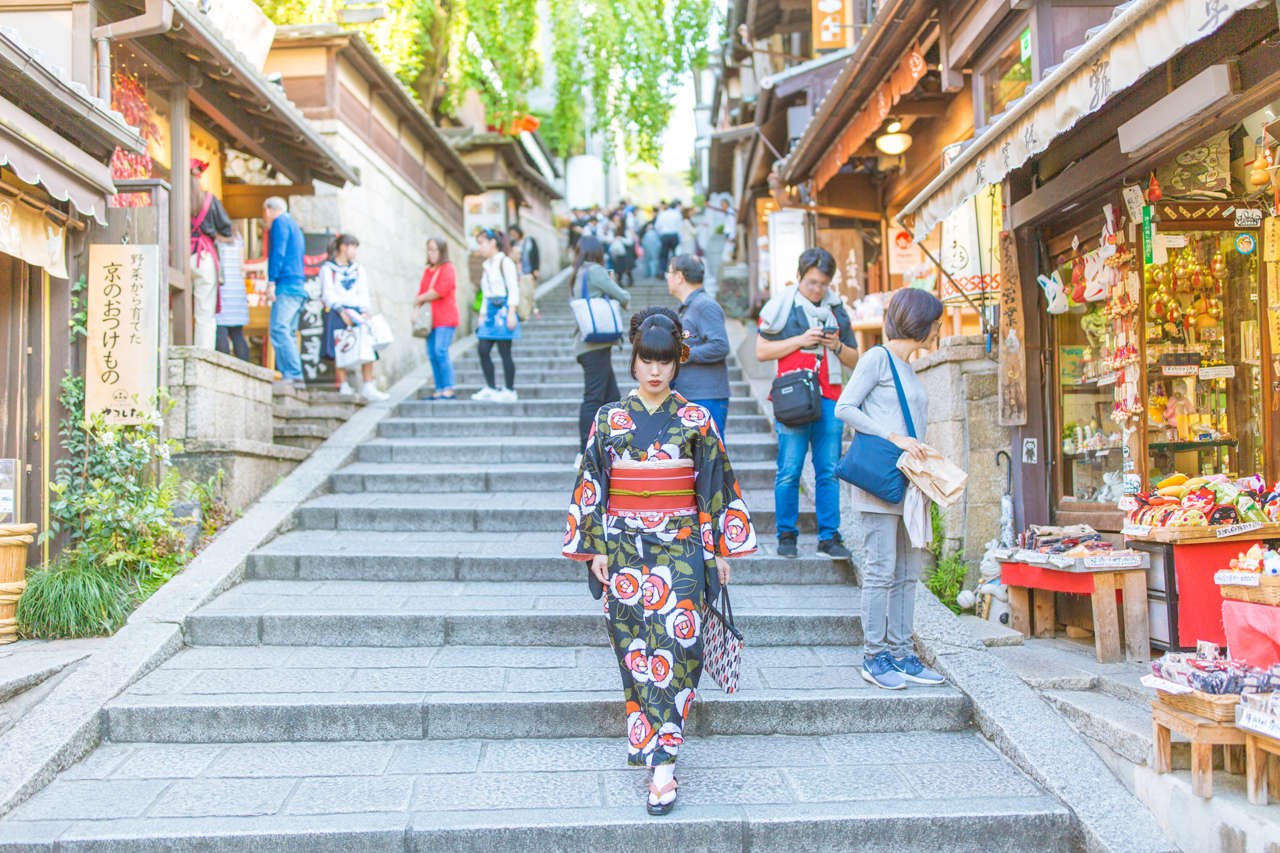 京都の歴史が刻まれた清水寺の参道 三年坂 産寧坂 ブログ 京都着物レンタル京越 きょうえつ 着物レンタル3190円