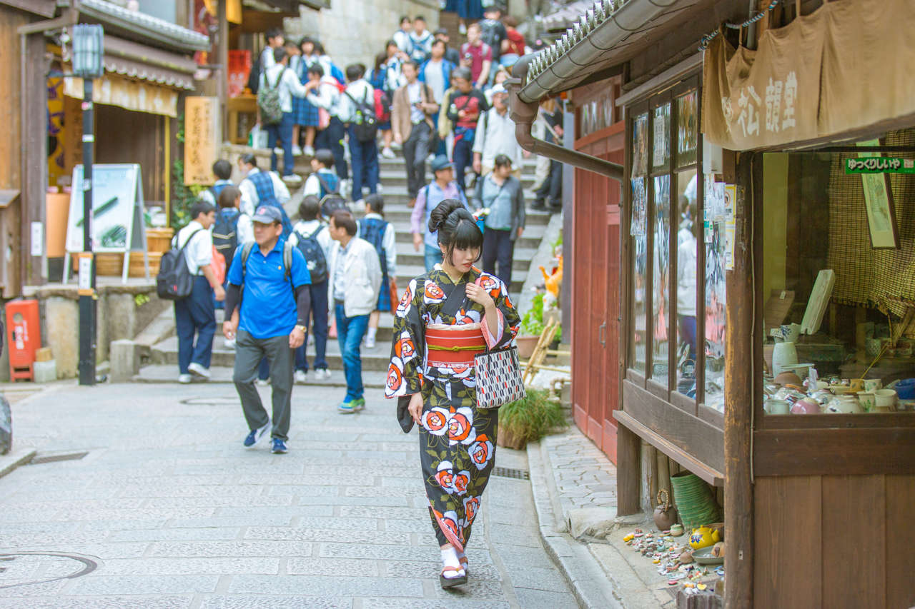 京都の歴史が刻まれた清水寺の参道 三年坂 産寧坂 ブログ 京都着物レンタル京越 きょうえつ 着物レンタル3190円