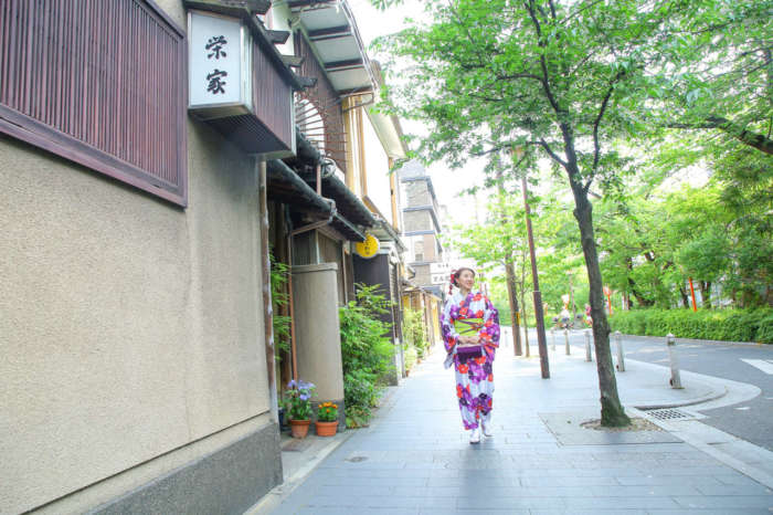 木屋町通りを着物姿で歩く様子